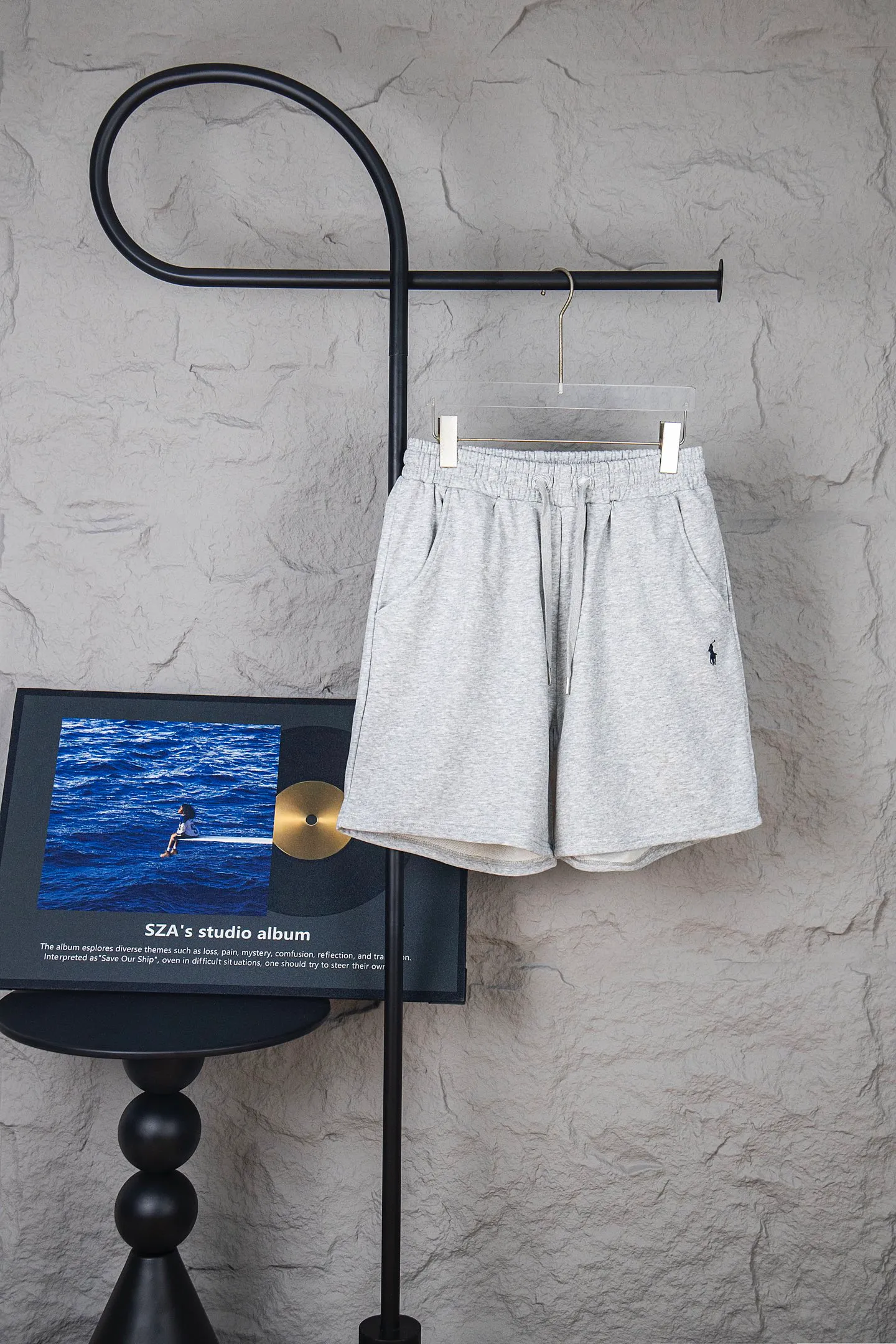P130 Ralph Lauren Basic pony embroidered logo sweatpants and shorts for men and women. Customized drawstring. Hand-cranked eyelets. Pure cotton fabric. Easier to wear, more comfortable and less bulky than ordinary fabrics. Customized fabric. Classic pony embroidered logo. Complete accessories. Basic and versatile style. Easy to control. Randomly matched. Full sense of design. Color: white, black, navy blue, gray. Size: S-XL.